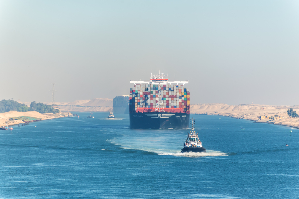 Obří kontejnerová loď zablokovala Suezský průplav, nákladní provoz se zastavil