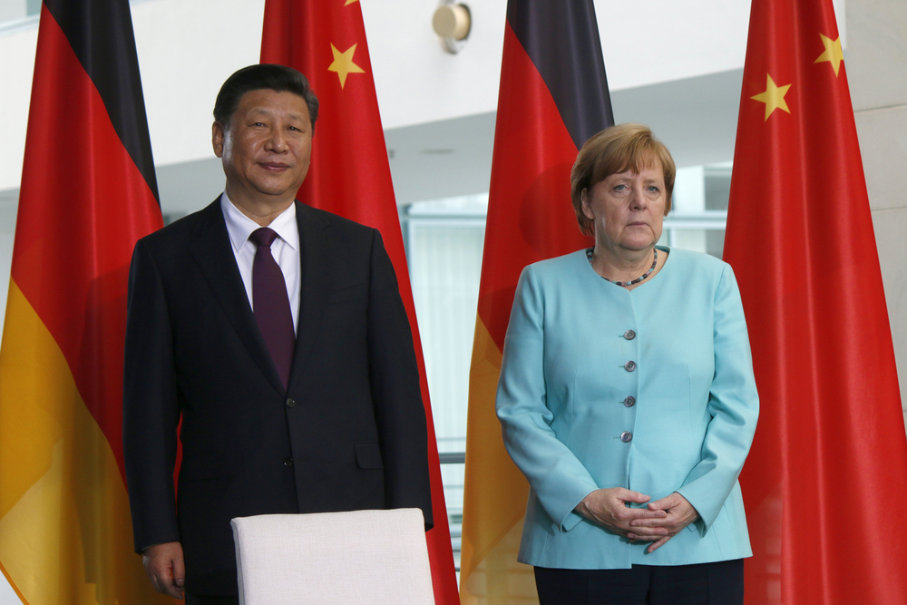Xi Jinping apeloval na Merkelovou, slibované volby v Myanmaru se asi posunou