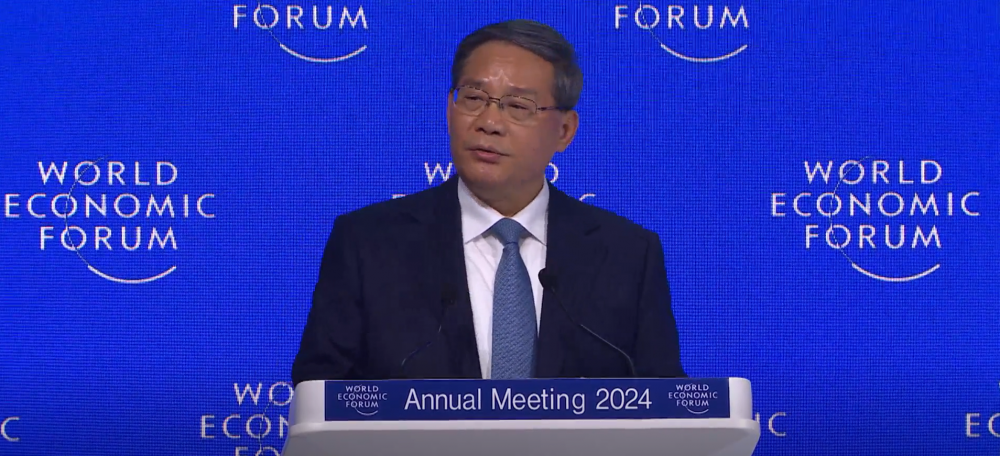 Globální dodavatelské řetězce je potřeba udržet v provozu, řekl v Davosu čínský premiér